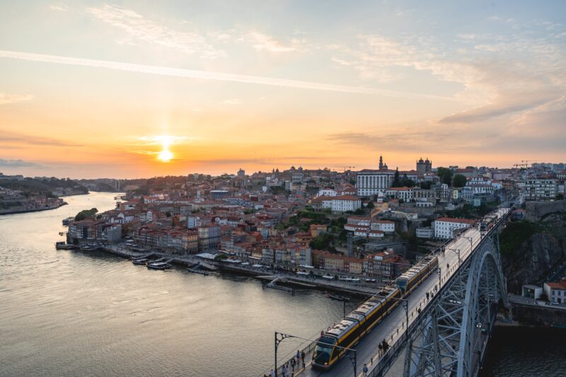 Lire la suite à propos de l’article Vivre à Porto : Le Guide Essentiel pour une Vie Ensoleillée au Portugal